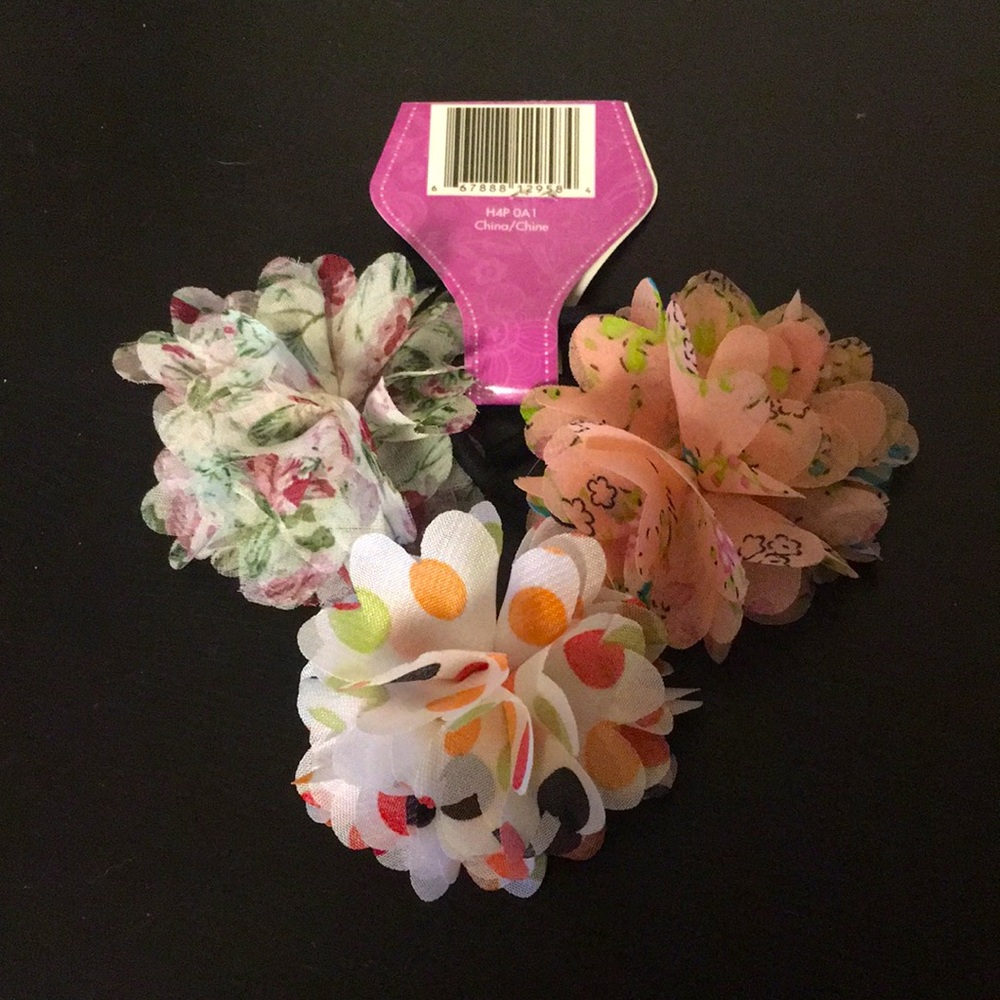 2/$10 🇨🇦 3 pack hair elastics with flowers